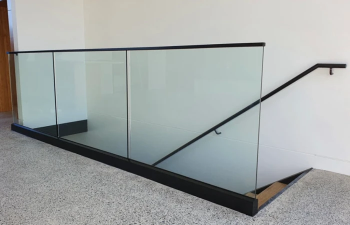 Vonalmenti üvegkorlát - Niro Glass Design